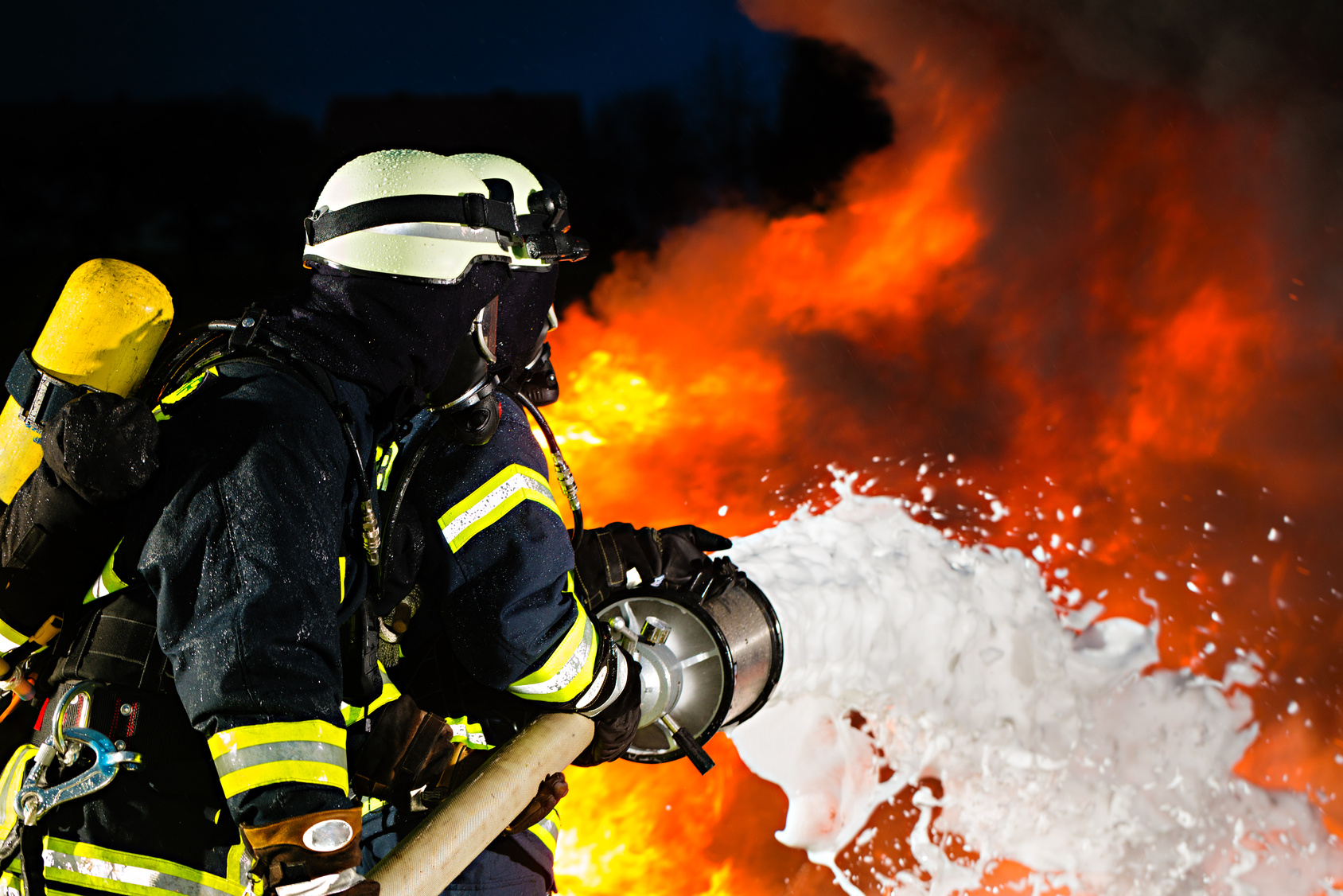 Feuerwehr - Feuerwehrmänner löschen Brand