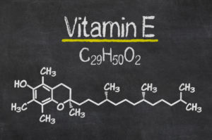 Schiefertafel mit der chemischen Formel von Vitamin E
