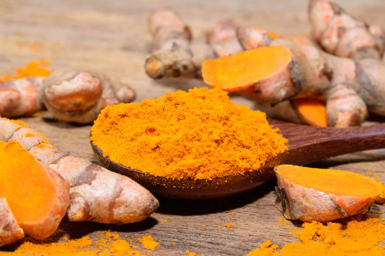 Curcumine : pour ou contre avec Covid-19 ?