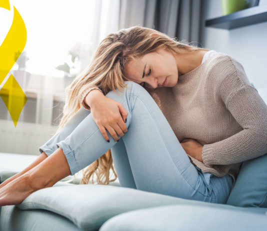 Endométriose, importance des vitamines D et K pendant la thérapeutique ! Femme endométriose avec ruban jaune